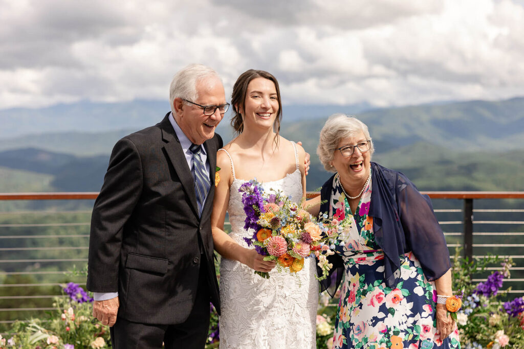 Tennessee Smoky Mountain Destination Wedding Venue | Family Photo Ideas